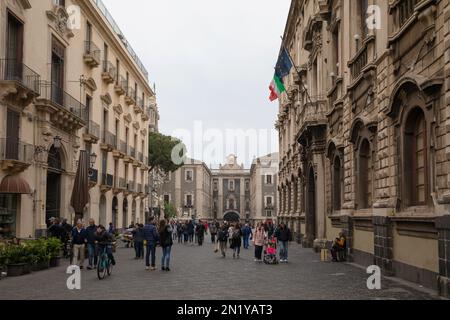 CATANIA, SIZILIEN - 22. APRIL 2019: Straße der Stadt Catania in Sizilien Stockfoto