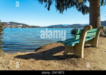 lake wörth kärnten blauer Himmel See Meeresbank Natur Grün Blau Stockfoto