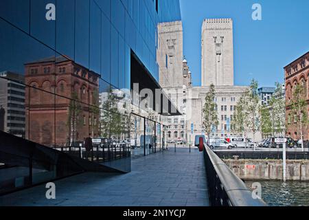 Reflexionen im Glas der Open Eye Gallery und dahinter sind der Georges Dock Lüftungsturm, Mann Island, Liverpool Stockfoto
