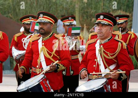 Dubai, Vereinigte Arabische Emirate - 15. März 2022 Emirati Police Brass Band Orchestra tritt auf der Expo 2020 Dubai Daily Parade auf Stockfoto