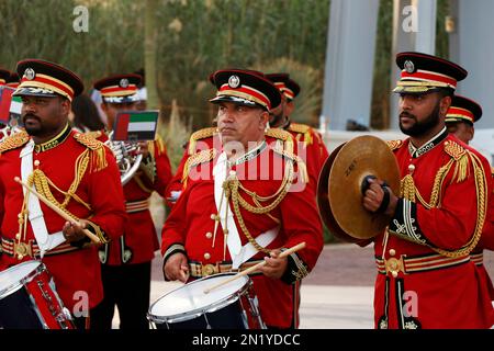 Dubai, Vereinigte Arabische Emirate - 15. März 2022 Emirati Police Brass Band Orchestra tritt auf der Expo 2020 Dubai Daily Parade auf Stockfoto