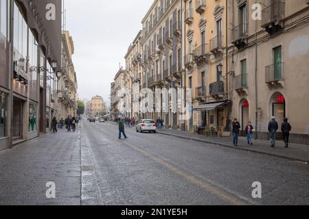 CATANIA, SIZILIEN - 22. APRIL 2019: Straße der Stadt Catania in Sizilien Stockfoto