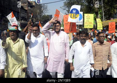 Kalkutta, Indien. 6. Februar 2023. Kongressaktivisten nehmen an einer Demonstration zum Protest gegen die Adani Row am 6. Februar 2023 in Kalkutta, Indien, Teil. (Kreditbild: © Saikat Paul/Eyepix via ZUMA Press Wire) NUR REDAKTIONELLE VERWENDUNG! Nicht für den kommerziellen GEBRAUCH! Stockfoto