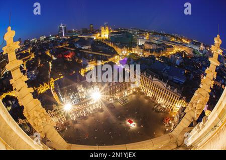 Brüssel bei Nacht von den Dächern Stockfoto