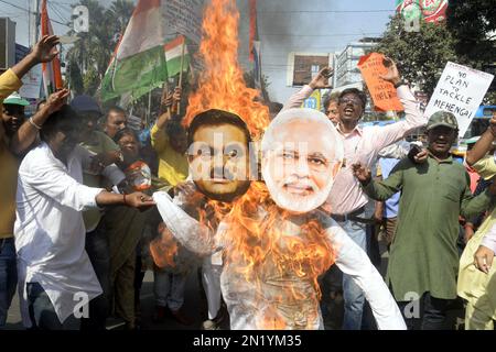 Kalkutta, Indien. 6. Februar 2023. Kongressaktivisten nehmen an einer Demonstration zum Protest gegen die Adani Row am 6. Februar 2023 in Kalkutta, Indien, Teil. (Kreditbild: © Saikat Paul/Eyepix via ZUMA Press Wire) NUR REDAKTIONELLE VERWENDUNG! Nicht für den kommerziellen GEBRAUCH! Stockfoto