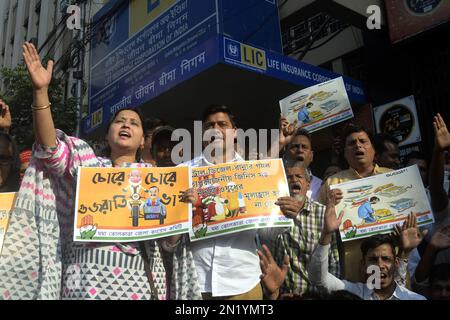 Kalkutta, Indien. 6. Februar 2023. Kongressaktivisten nehmen an einer Demonstration zum Protest gegen die Adani Row am 6. Februar 2023 in Kalkutta, Indien, Teil. (Kreditbild: © Saikat Paul/Eyepix via ZUMA Press Wire) NUR REDAKTIONELLE VERWENDUNG! Nicht für den kommerziellen GEBRAUCH! Stockfoto