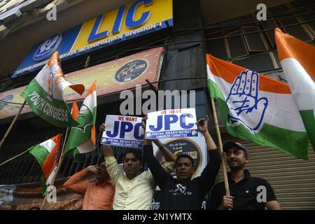 Kalkutta, Indien. 6. Februar 2023. Kongressaktivisten nehmen an einer Demonstration zum Protest gegen die Adani Row am 6. Februar 2023 in Kalkutta, Indien, Teil. (Kreditbild: © Saikat Paul/Eyepix via ZUMA Press Wire) NUR REDAKTIONELLE VERWENDUNG! Nicht für den kommerziellen GEBRAUCH! Stockfoto