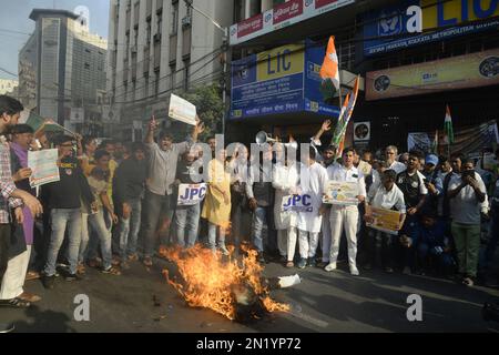 Kalkutta, Indien. 6. Februar 2023. Kongressaktivisten nehmen an einer Demonstration zum Protest gegen die Adani Row am 6. Februar 2023 in Kalkutta, Indien, Teil. (Kreditbild: © Saikat Paul/Eyepix via ZUMA Press Wire) NUR REDAKTIONELLE VERWENDUNG! Nicht für den kommerziellen GEBRAUCH! Stockfoto