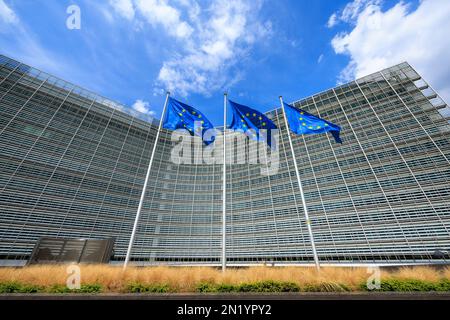 Europäische Flaggen vor dem Berlaymont-Gebäude, Sitz der Europäischen Kommission in Brüssel, Belgien Stockfoto