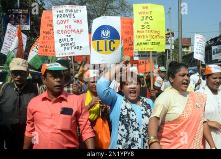 Kalkutta, Indien. 6. Februar 2023. Kongressaktivisten nehmen an einer Demonstration zum Protest gegen die Adani Row am 6. Februar 2023 in Kalkutta, Indien, Teil. (Kreditbild: © Saikat Paul/Eyepix via ZUMA Press Wire) NUR REDAKTIONELLE VERWENDUNG! Nicht für den kommerziellen GEBRAUCH! Stockfoto