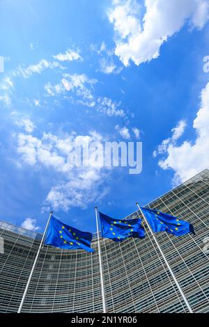Europäische Flaggen vor dem Berlaymont-Gebäude, Sitz der Europäischen Kommission in Brüssel, Belgien Stockfoto
