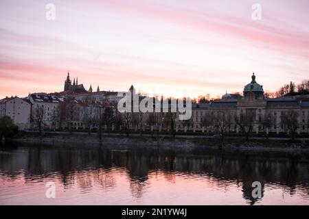 Die berühmte Karlsbrücke (Karluv Most) und der Brückenturm der Altstadt bei Sonnenuntergang, Tschechien. Stockfoto