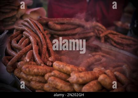 Ein Imbissstand im Freien, der gegrillte hausgemachte Würstchen verkauft Stockfoto