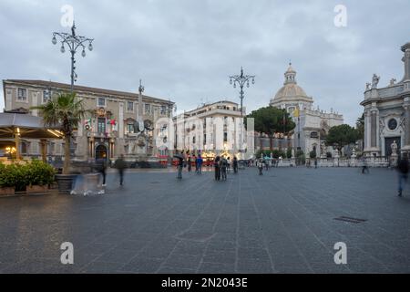 CATANIA, SIZILIEN - 22. APRIL 2019: Die Cattedrale di Sant'Agata auf der Piazza del Duomo in Catania mit Menschen an einem bewölkten Tag Stockfoto