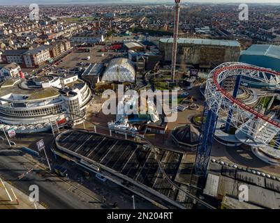 Blackpool Pleasure Beach BPB Aerial Update geschlossen Saison 2023, Inc Big One Re Tracking Stockfoto