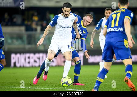 Verona, Italien. 06. Februar 2023. Luis Alberto von Latium in Aktion gegen Ondrej Duda von Verona während des Spiels Hellas Verona FC vs SS Lazio, italienisches Fußballspiel Serie A in Verona, Italien, Februar 06 2023 Kredit: Independent Photo Agency/Alamy Live News Stockfoto