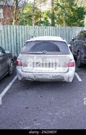 Kennzeichen und Rückleuchten des Fahrzeugs sind durch eine Schmutzschicht verdeckt Stockfoto