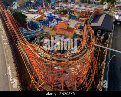 Blackpool Pleasure Beach BPB Aerial Update geschlossen Saison 2023, Inc Big One Re Tracking Stockfoto