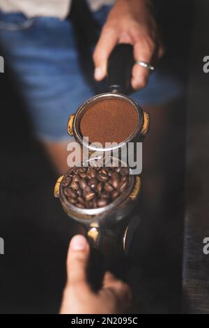 Halterfilter mit gemahlenem Kaffee für Kaffeemaschinen. Selektiver Fokus. Schließen. Barista Stockfoto