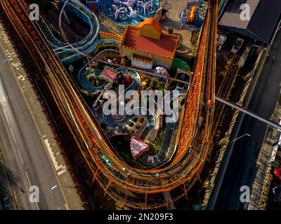 Blackpool Pleasure Beach BPB Aerial Update geschlossen Saison 2023, Inc Big One Re Tracking Stockfoto