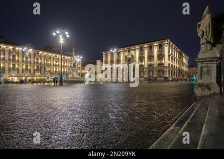 CATANIA, SIZILIEN - 22. APRIL 2019: Fontana dell'Elefante auf der Piazza del Duomo in Catania bei Nacht Stockfoto