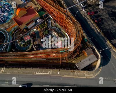 Blackpool Pleasure Beach BPB Aerial Update geschlossen Saison 2023, Inc Big One Re Tracking Stockfoto