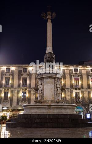 CATANIA, SIZILIEN - 22. APRIL 2019: Fontana dell'Elefante auf der Piazza del Duomo in Catania bei Nacht Stockfoto