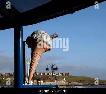 Barry Island - Rieseneiskegel - 99 - Ladenschild vor einem Café Stockfoto