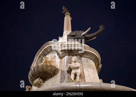 Fontana dell'Elefante auf der Piazza del Duomo in Catania bei Nacht Stockfoto