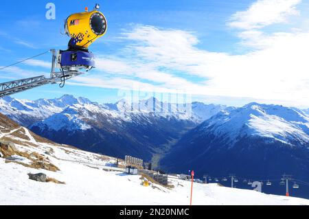 Davos Parsenn: Klimawandel: Wintersport dank Schneekanonen ist zwar schön und wirtschaftlich sinnvoll aber unökologisch Stockfoto