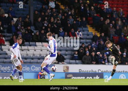 Blackburn, Großbritannien. 06. Februar 2023. Callum lang von Wigan Athletic dreht während des Sky Bet Championship-Spiels Blackburn Rovers vs Wigan Athletic in Ewood Park, Blackburn, Großbritannien, 6. Februar 2023 (Foto von Phil Bryan/News Images) in Blackburn, Großbritannien, am 2./6. Februar 2023. (Foto: Phil Bryan/News Images/Sipa USA) Guthaben: SIPA USA/Alamy Live News Stockfoto