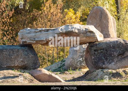 Große Granitfelsen Gruppendekoration am sonnigen Herbsttag. Große Steine, Landschaftselemente Stockfoto