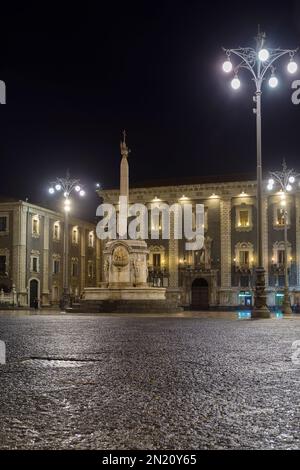 CATANIA, SIZILIEN - 22. APRIL 2019: Fontana dell'Elefante auf der Piazza del Duomo in Catania bei Nacht Stockfoto