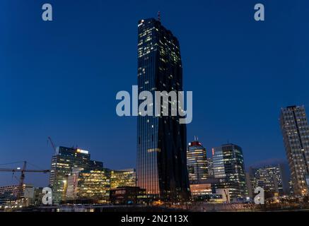 Donau City in der Abenddämmerung Stockfoto