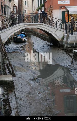 Boote liegen auf dem Boden des trockenen Wasserwegs, in St. Bezirk Markus, während einer ungewöhnlich niedrigen Flut in Venedig, Italien, 06. Februar 2023. © Andrea MEROLA Stockfoto