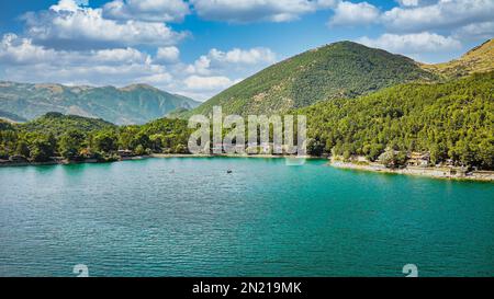 Malerischer Anblick am Scanno-See, Provinz L'Aquila, Abruzzen, Zentralitalien Stockfoto