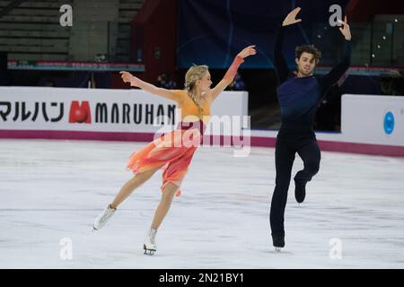 Phebe Bekker und James Hernandez (GBR) treten während des Junior Ice Dance - Free Dance des ISU Grand Prix des Eiskunstlauf-Finales Turin in Palavela auf. (Foto: Davide Di Lalla / SOPA Images / Sipa USA) Stockfoto