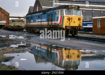 Reflexionen von „mutig“ - Klasse 50 „Vac“ 50032 ruht am Ende seiner Lebensdauer nach einem starken Regenschauer - aufgenommen im Januar 1990. Stockfoto