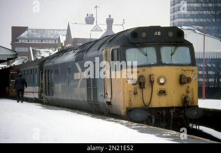 Klasse 50 50046 „Ajax“ ist in Basingstoke am 1V11 zu sehen, dem 11,10 Uhr Waterloo-Exeter Service, in der Big Freeze vom Februar 1991 - aufgenommen am 6. Februar 1991. Stockfoto