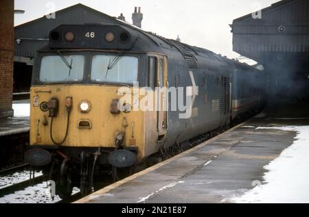 Klasse 50 50046 „Ajax“ wird in Salisbury am 1V11, dem 11,10 Uhr Waterloo-Exeter Service, in der großen Gefriertruhe vom 1991. Februar gesehen – am 06. Februar 1991 Stockfoto