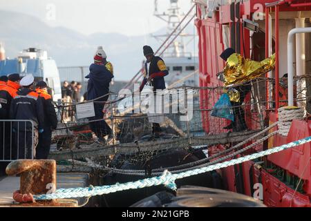 Neapel, Italien. 06. Februar 2023. Den Menschen wird geholfen, das Rettungsschiff Sea-Eye 4 zu verlassen, nachdem es mit 106 Migranten an Bord im Hafen von Neapel angedockt hat. Das Schiff sollte im Hafen von Pesaro anlegen, aber es wurde schließlich genehmigt, seine Passagiere in Neapel aufgrund rauer Seebedingungen aussteigen zu lassen. Kredit: Unabhängige Fotoagentur/Alamy Live News Stockfoto