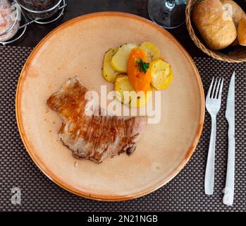 Secreto mit Kartoffel- und Süßkartoffelpüree Stockfoto