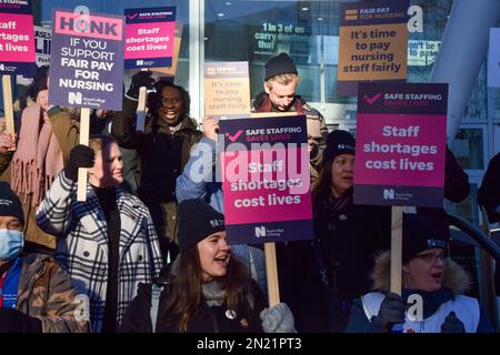 London, Großbritannien. 6. Februar 2023 Vor dem University College Hospital streiken, während die NHS-Krankenschwestern ihre Streiks über das Gehalt fortsetzen. Stockfoto