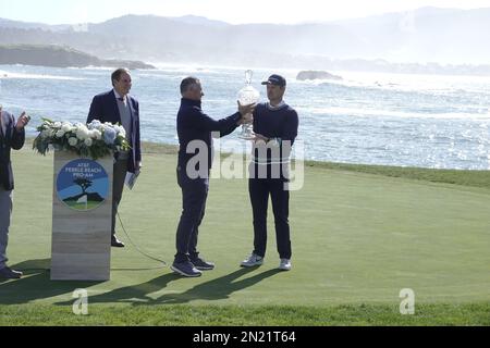 Pebble Beach, Kalifornien, USA. 6. Februar 2023. Justin Rose Receon gewann 2023 AT&T Pro-am. Bei Ppresented mit der Trophäe des AT&TÕs President von Pebble Beach Golf Links während der letzten Montagsrunde des Golfturniers PGA Tour Credit: Motofoto/Alamy Live News Stockfoto