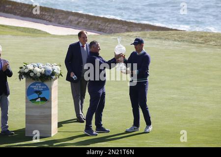 Pebble Beach, Kalifornien, USA. 6. Februar 2023. Justin Rose Receon gewann 2023 AT&T Pro-am. Bei Ppresented mit der Trophäe des AT&TÕs President von Pebble Beach Golf Links während der letzten Montagsrunde des Golfturniers PGA Tour Credit: Motofoto/Alamy Live News Stockfoto