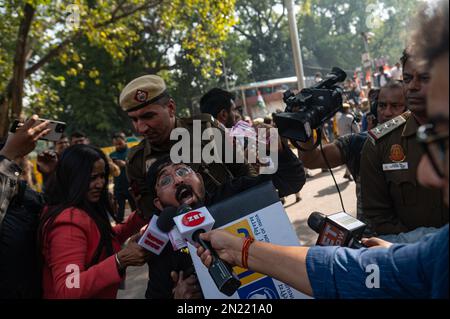 Neu-Delhi, Indien. 6. Februar 2023. Polizeibeamte halten während eines Protests gegen die Adani Group in Neu-Delhi ein Mitglied des indischen Jugendkongresses (IYC), eines Flügels des indischen Nationalkongresses der größten Opposition, fest. Indiens größte Opposition der indische Nationalkongress inszenierte landesweit Proteste, die eine Untersuchung der Vorwürfe des US-amerikanischen forensischen Finanzforschungsunternehmens Hindenburg Research forderten, beschuldigte den indischen Konglomerat Adani Group der Manipulation und des Betrugs an den Aktienmärkten. (Kreditbild: © Kabir Jhangiani/ZUMA Press Wire) NUR REDAKTIONELLE VERWENDUNG! Nicht für den kommerziellen GEBRAUCH! Stockfoto