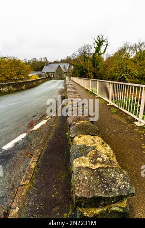 Brücke über den Fluss Afon Dwyfor in Llanystumdwy, einem Dorf, das mit David Lloyd George verbunden ist. Criccieth, Nordwales, Großbritannien, Porträt. Stockfoto