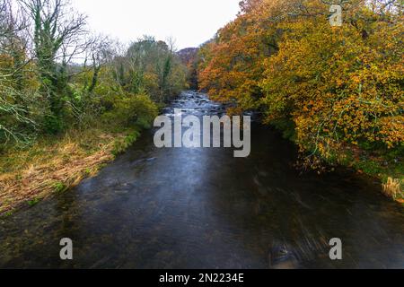 Brücke über den Fluss Afon Dwyfor in Llanystumdwy, einem Dorf, das mit David Lloyd George verbunden ist. Criccieth, Nordwales, Großbritannien, Landschaft, Weitwinkel. Stockfoto