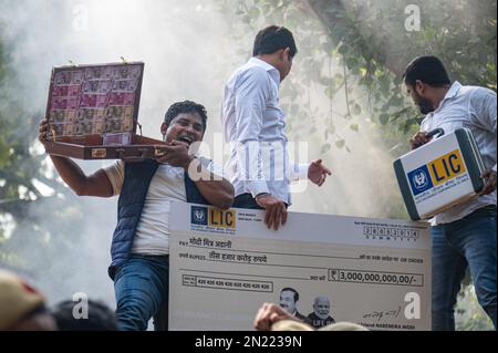 Neu-Delhi, Indien. 6. Februar 2023. Mitglieder des indischen Jugendkongresses (IYC), eines Flügels des indischen Nationalkongresses der Opposition, rufen während eines Protests gegen die Adani Group in Neu-Delhi Slogans. (Kreditbild: © Kabir Jhangiani/ZUMA Press Wire) NUR REDAKTIONELLE VERWENDUNG! Nicht für den kommerziellen GEBRAUCH! Stockfoto