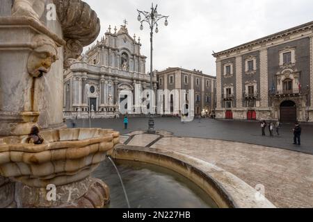 CATANIA, SIZILIEN - 22. APRIL 2019: Die Cattedrale di Sant'Agata auf der Piazza del Duomo in Catania mit Menschen an einem bewölkten Tag Stockfoto